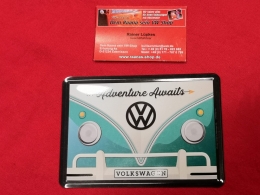 Adventure Awaits VW Bus T1 Blechpostkarte Blechschild Postkarte Schild Vintage (62-087)